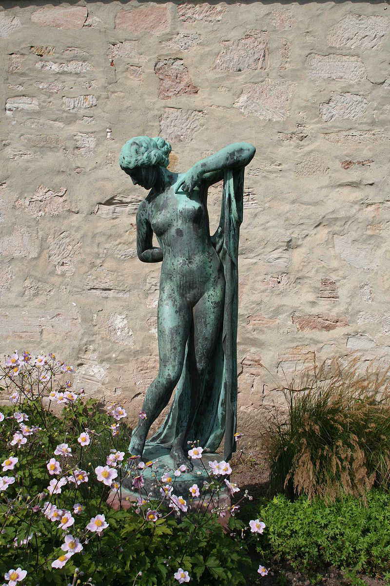 Phryne (Mädchen mit Gewand) - F. Lepcke - Bronzeplastik vom Original